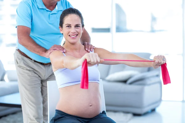 Vrouw uitrekkende oefening band — Stockfoto