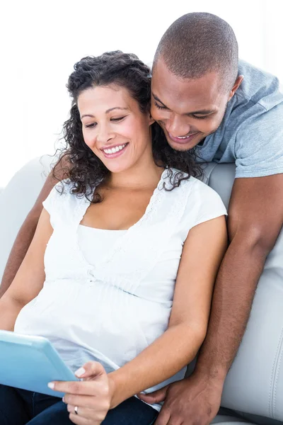 Pareja joven usando tableta digital — Foto de Stock