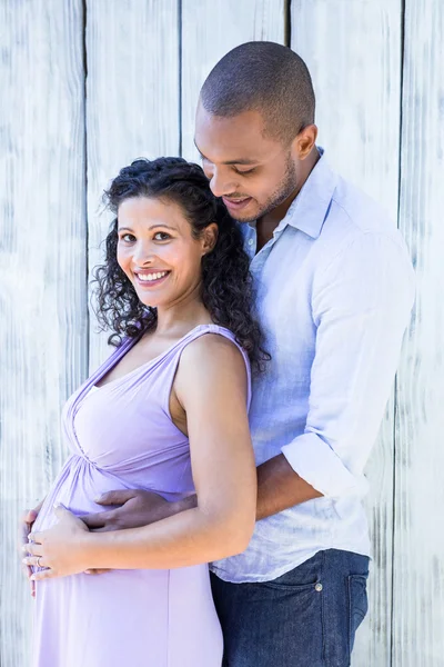 Schwangere Frau mit Mann berührt Bauch — Stockfoto