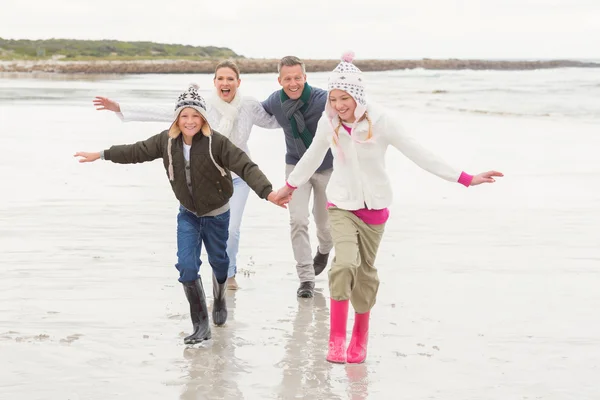 Gelukkige familie genieten van dag uit — Stockfoto