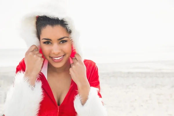 ビーチで女性身に着けているクリスマスのジャンパー — ストック写真