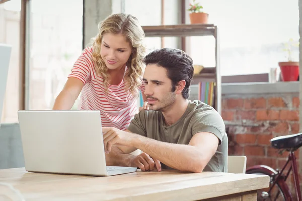 Homem e mulher trabalhando no laptop — Fotografia de Stock