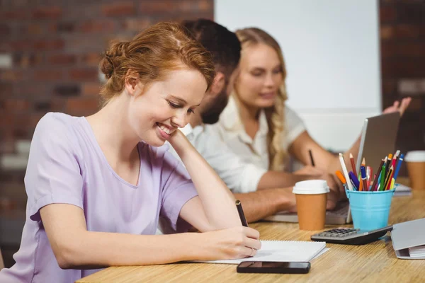 Empresaria escribiendo en papel — Foto de Stock