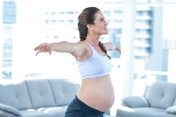 Jonge vrouw die armen uitstrekt — Stockfoto