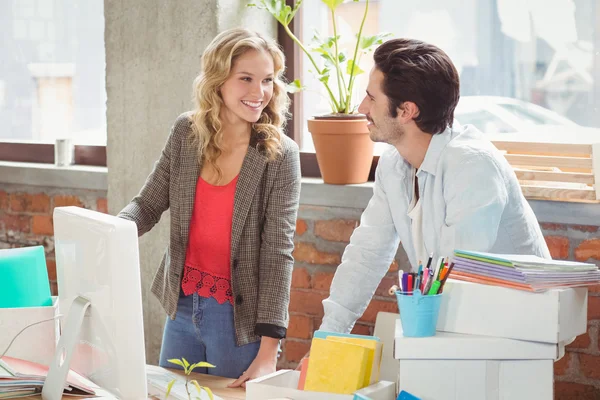 Affärsmän diskuterar i ämbetet — Stockfoto