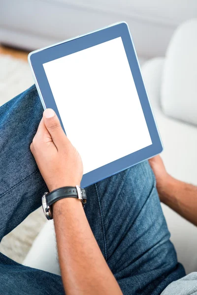 Homme utilisant une tablette numérique — Photo