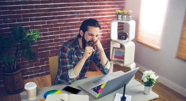 Geschäftsmann gähnt während der Arbeit — Stockfoto