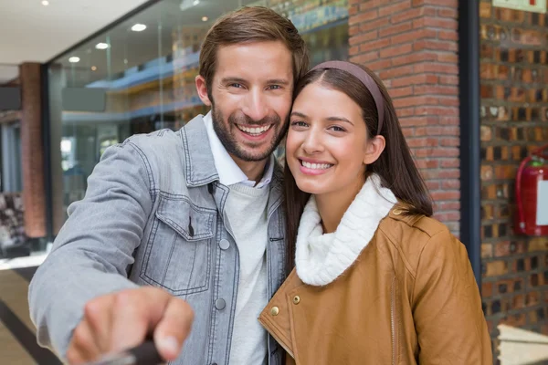 Pareja tomando selfie en frente de tienda —  Fotos de Stock