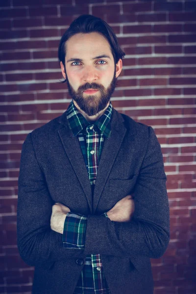 Homme sérieux avec les bras croisés — Photo