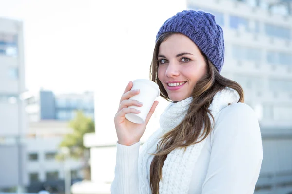 Kall brunett i varma kläder dricka kaffe — Stockfoto