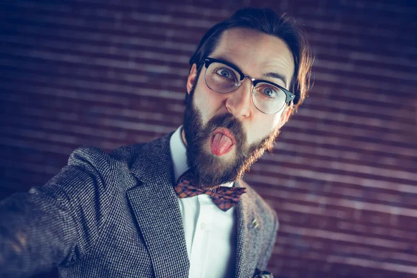 Hombre con estilo que sobresale de su lengua —  Fotos de Stock