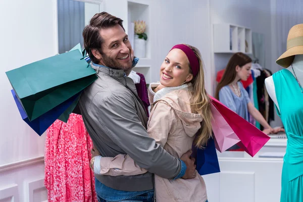 Lächelndes Paar mit Einkaufstüten — Stockfoto