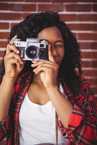 Hipster mit einer Kamera im Retro-Stil — Stockfoto