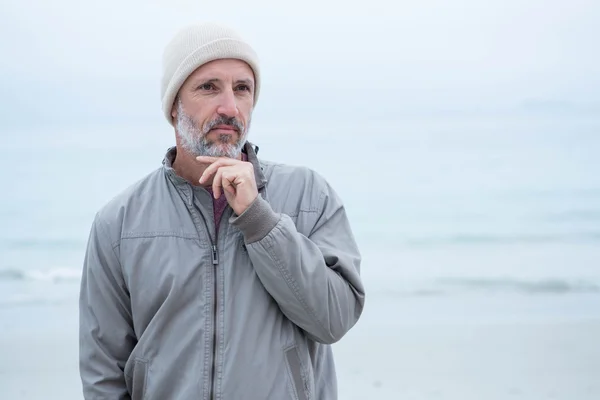 Man wearing at hat at beach — Stock Photo, Image