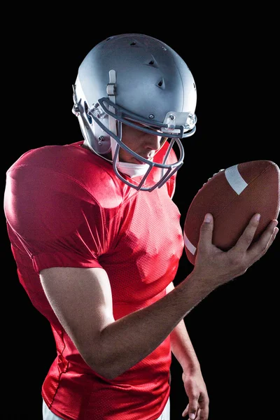 Sportsman guardando il football americano — Foto Stock