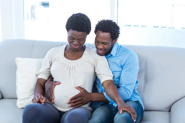 Zwangere vrouw met echtgenoot — Stockfoto