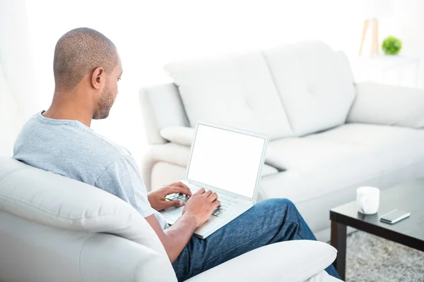 Junger Mann benutzt Laptop — Stockfoto