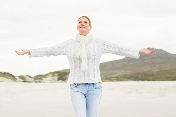 Femme debout avec les bras grands ouverts — Photo