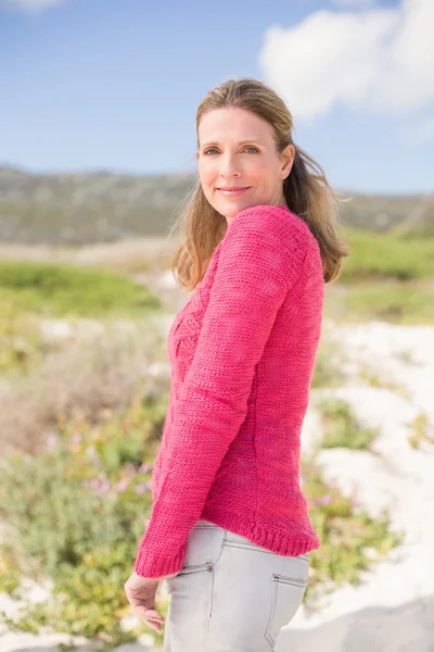 Frau trägt schönes rosa Top — Stockfoto