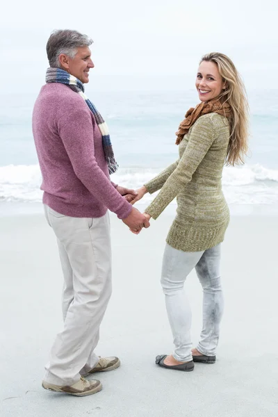 Paar elkaars hand in hand op strand — Stockfoto