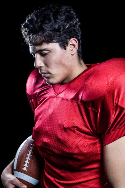 Jogador de futebol americano segurando bola — Fotografia de Stock