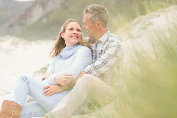 Lächelndes Paar sitzt zusammen — Stockfoto