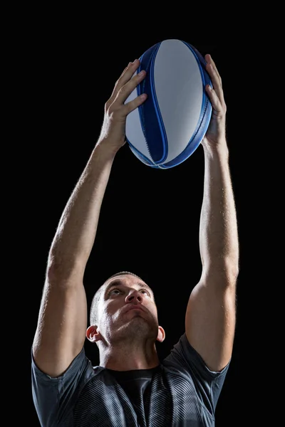 Rugby player rzucanie piłki — Zdjęcie stockowe
