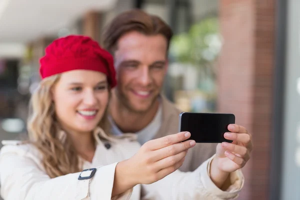 Casal tomando uma selfie no shopping — Fotografia de Stock