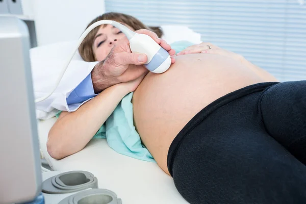 Médico masculino fazendo teste de ultra-som — Fotografia de Stock