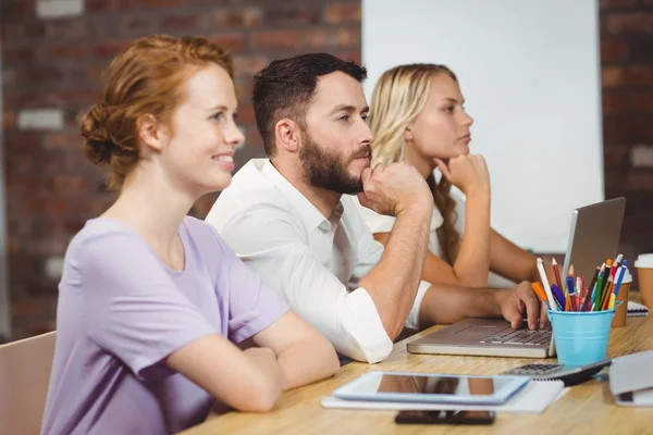 Empresarios enfocados con tecnologías — Foto de Stock