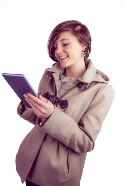 Atraktivní žena pomocí její tablet pc — Stock fotografie