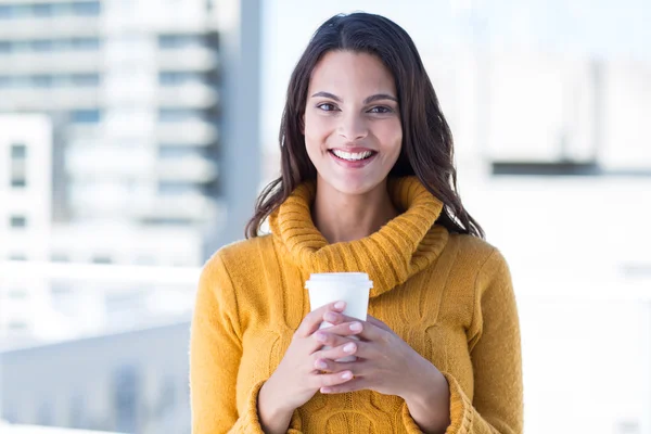 Mujer bebiendo café y sonriendo —  Fotos de Stock