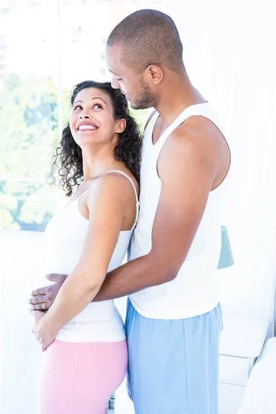 Femme enceinte avec mari touchant le ventre — Photo