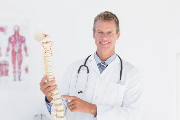 Doctor mostrando columna anatómica — Foto de Stock