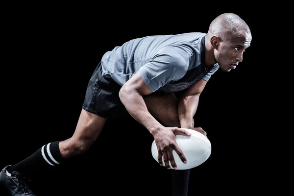 Atleta determinado jogando rugby — Fotografia de Stock