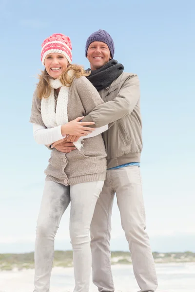 Glückliches Paar, das einander hält — Stockfoto