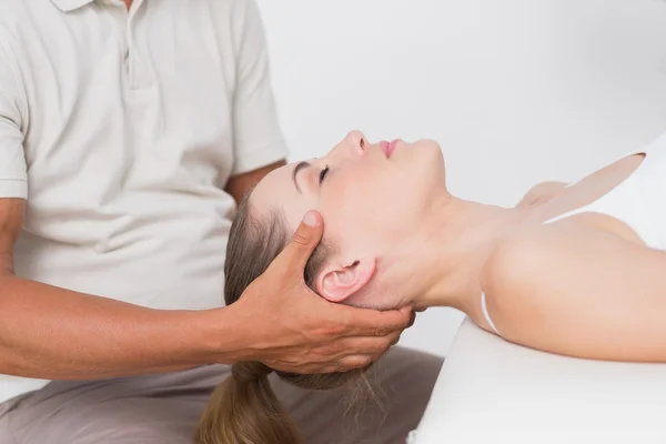 Mulher recebendo massagem no pescoço — Fotografia de Stock