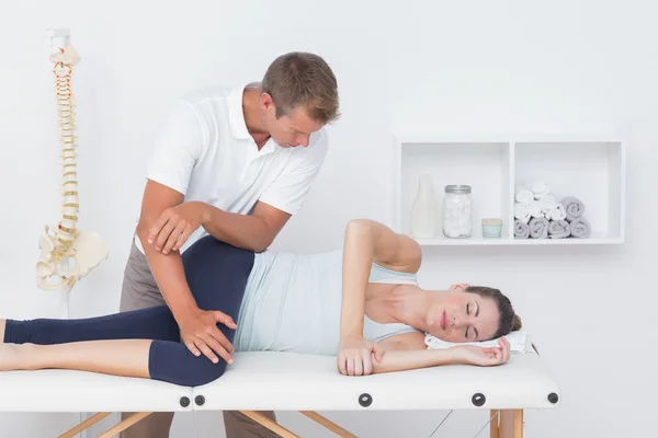 Fisioterapeuta fazendo massagem nas pernas para o paciente — Fotografia de Stock