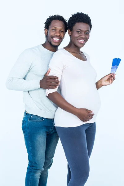 Esposa grávida segurando amostras de cor — Fotografia de Stock