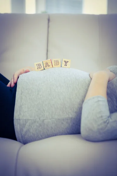 Femme enceinte avec des blocs de bois — Photo