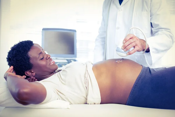 Médico realizando ultra-som na mulher grávida — Fotografia de Stock