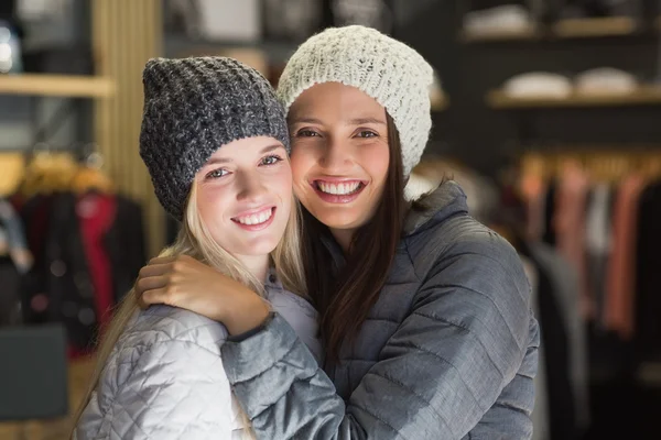 Nádherný přátelé v zimní oblečení — Stock fotografie