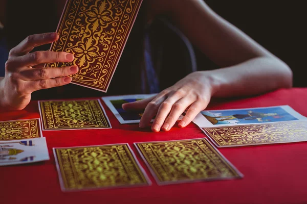 Contador de fortunas usando cartas de tarô — Fotografia de Stock