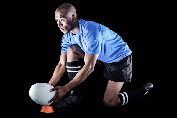 Rugby-Spieler, der Ball hält — Stockfoto