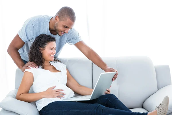 Jovem casal usando laptop — Fotografia de Stock