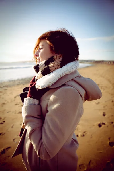 Slim woman looking at sea — Stock Photo, Image