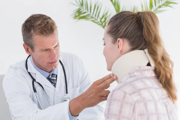 Médico examinando paciente — Fotografia de Stock