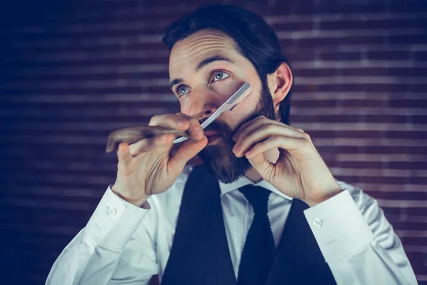 Hombre mirando hacia otro lado mientras afeita la barba —  Fotos de Stock