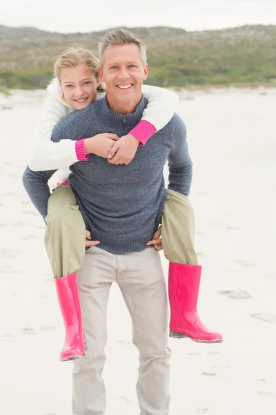 Padre dando figlia maialino indietro — Foto Stock