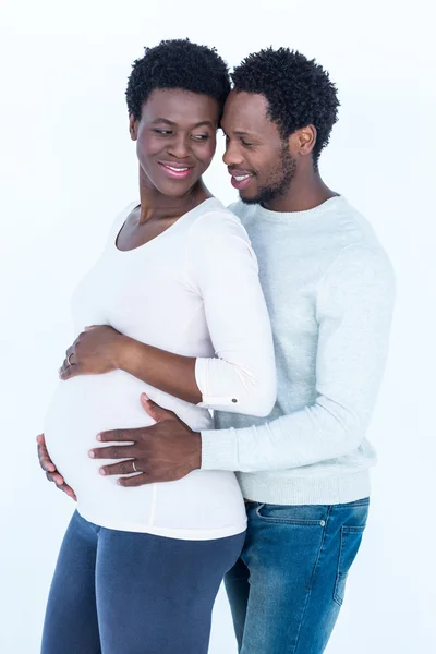 Ο άντρας που αγγίζουν την γυναίκα του έγκυος κοιλιά — Φωτογραφία Αρχείου
